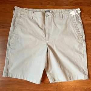 Van Heusen Men's Casual Short Flat Front; New with tags; 38Wx9.5